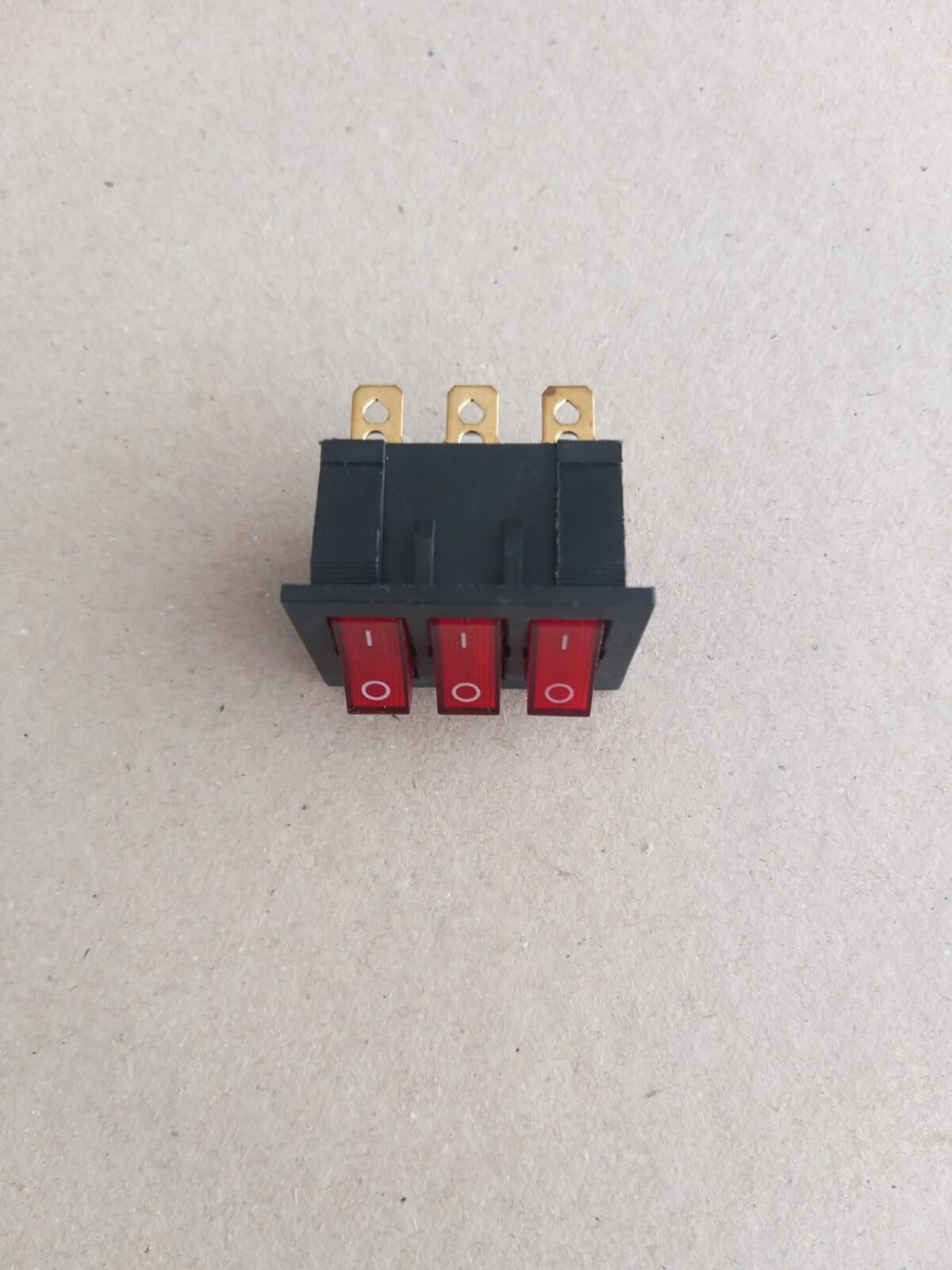 3 sıralı ısıklı anahtar1 ANAHTAR ÜÇLÜ IŞIKLI 9 BACAK FS-106 - Görsel 5